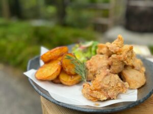唐揚げと厚切りポテトの盛り合わせ