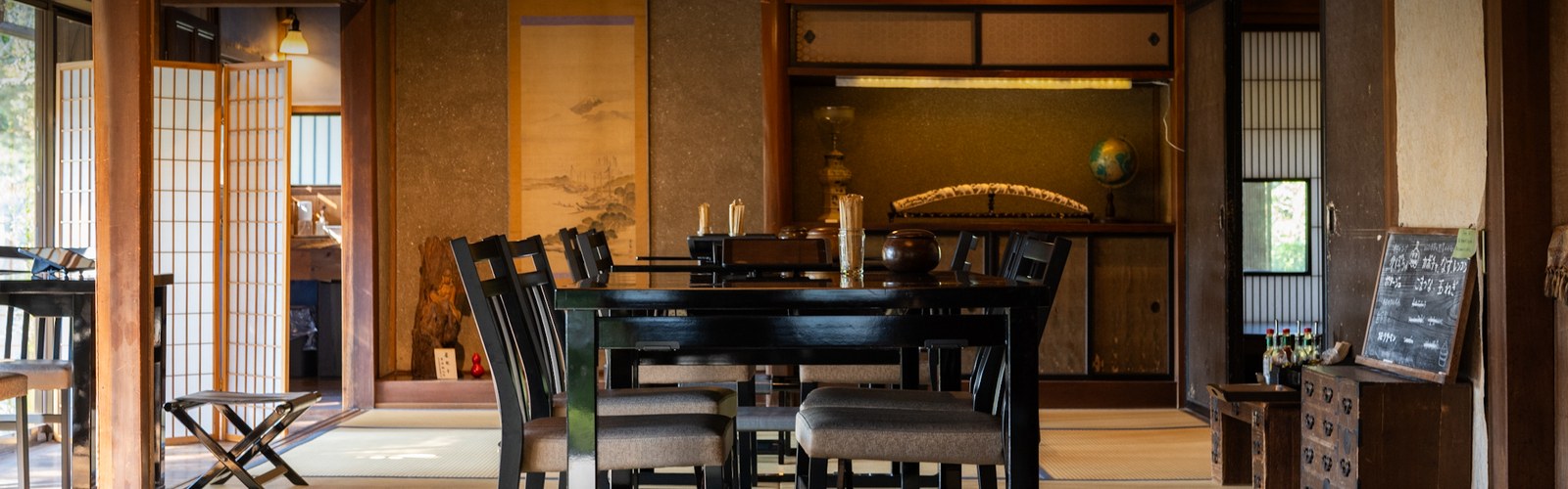 縁側から名栗の山並みを望む客席|古民家ひらぬま(埼玉県飯能市上名栗)
