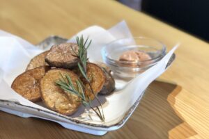 バターとローズマリー薫る厚切りポテト