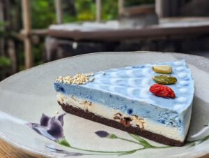 藍とラムレーズンのRawケーキ
