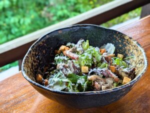 飯能黒まいたけとベーコンのシーザーサラダ
