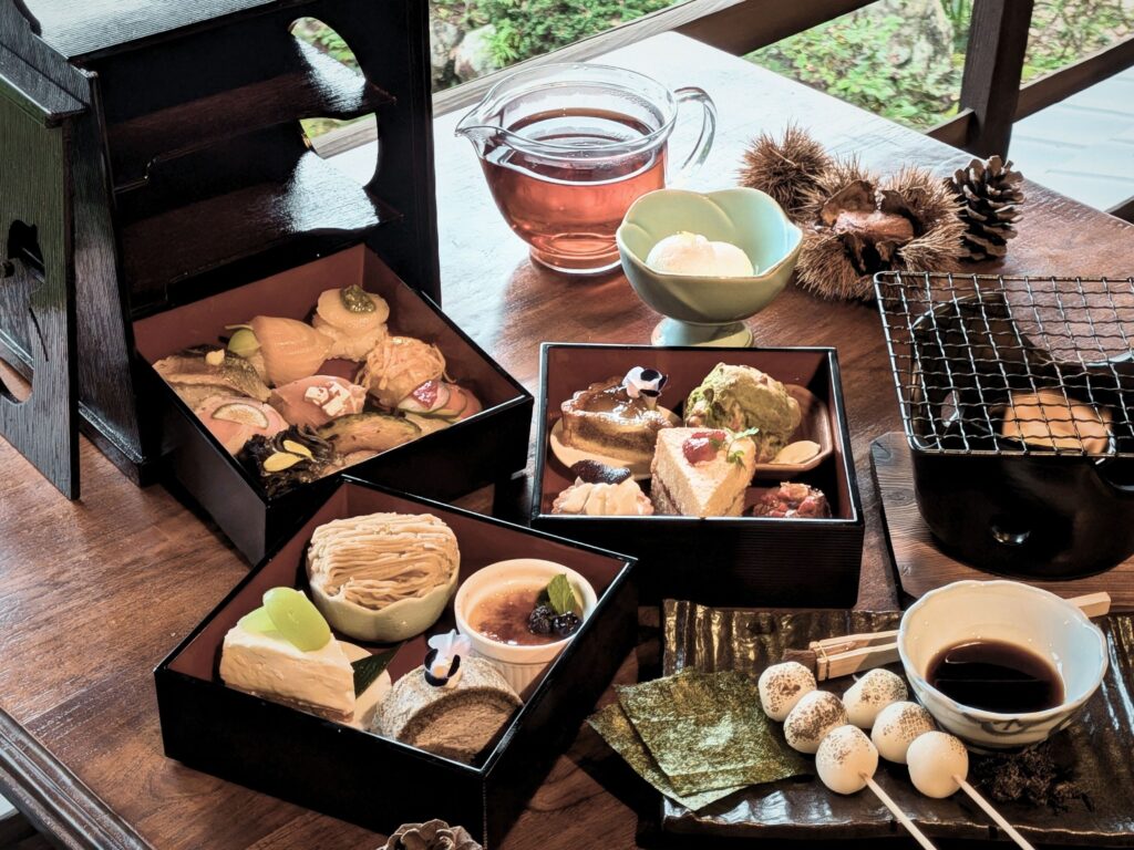 古民家ひらぬま 飯能アフタヌーンティー〜秋の重ね〜 岡持ち三段と七輪の磯辺団子