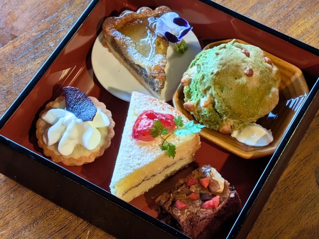 秋の重ね 甘味 和梨と飯能産和紅茶のタルト・狭山抹茶のスコーン・ヴィクトリアケーキ