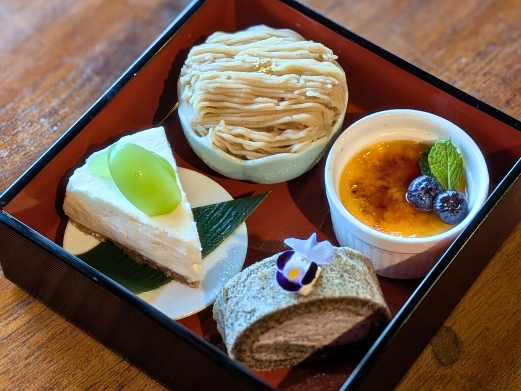 秋の重ね 甘味 和栗のモンブラン・クリームブリュレ・黒ごまのロールケーキ