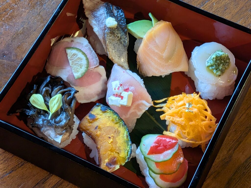 秋の重ね セイボリー 手毬寿司(飯能産黒舞茸・秋刀魚・名栗産バジルのホタテなど)