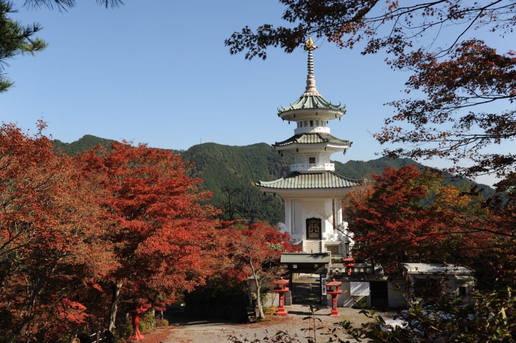 紅葉に囲まれた鳥居観音の玄奘三蔵塔