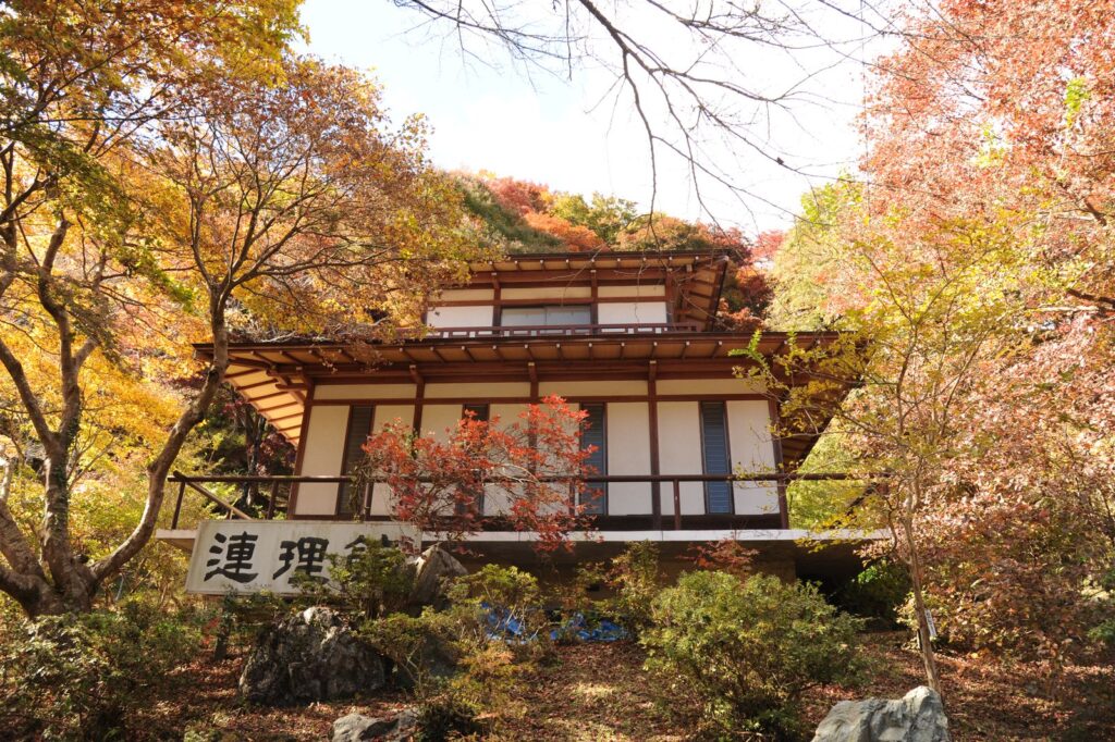 紅葉の山内に建つ鳥居観音の建物